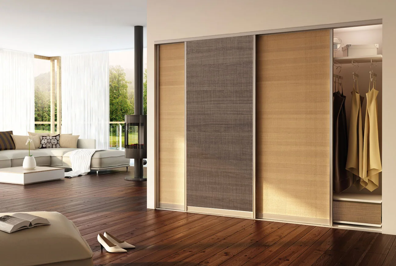 Portes coulissantes bois et tissu ouvrant sur un séjour réalisées par Côté Rangement
