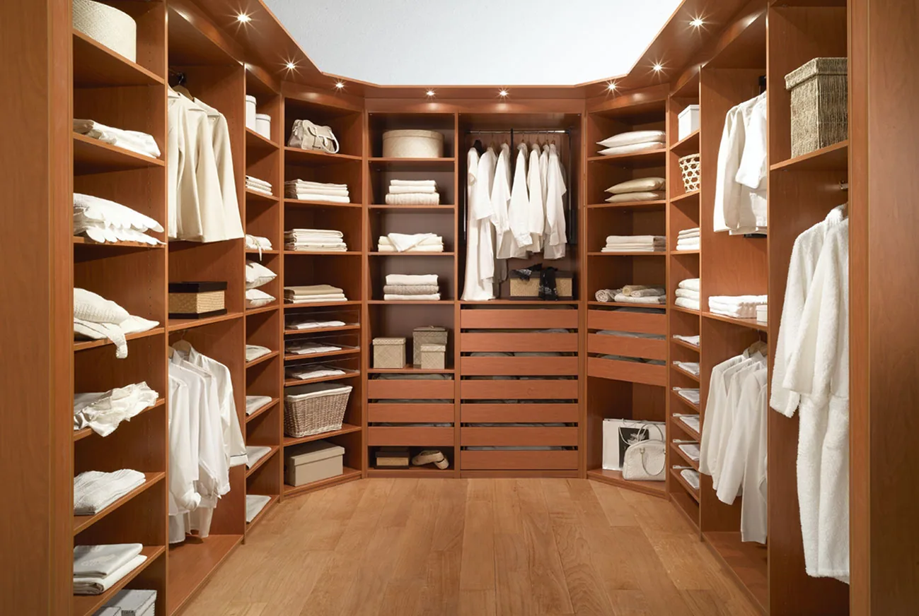 Dressing hexagonal, penderies, étagères, tiroirs en chêne réalisé par Côté Rangement