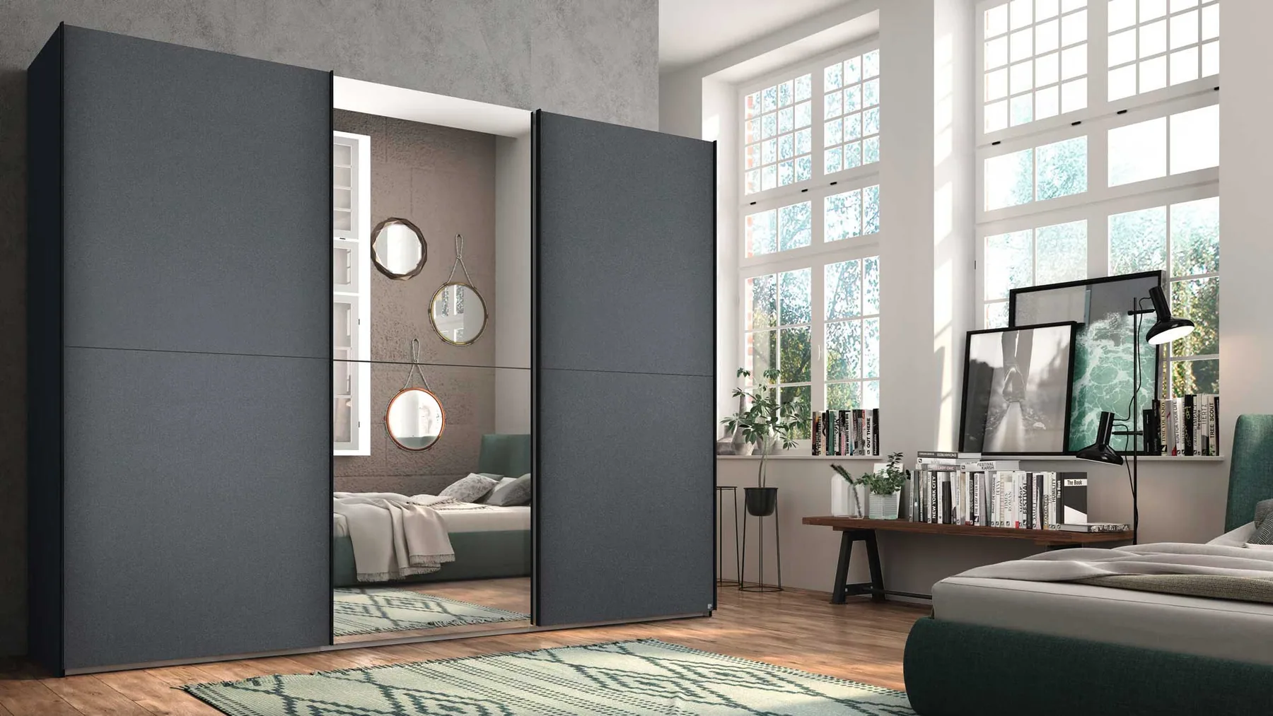 Dressing dans une chambre parentale à trois façades coulissantes dont un miroir au centre réalisé par Côté Rangement