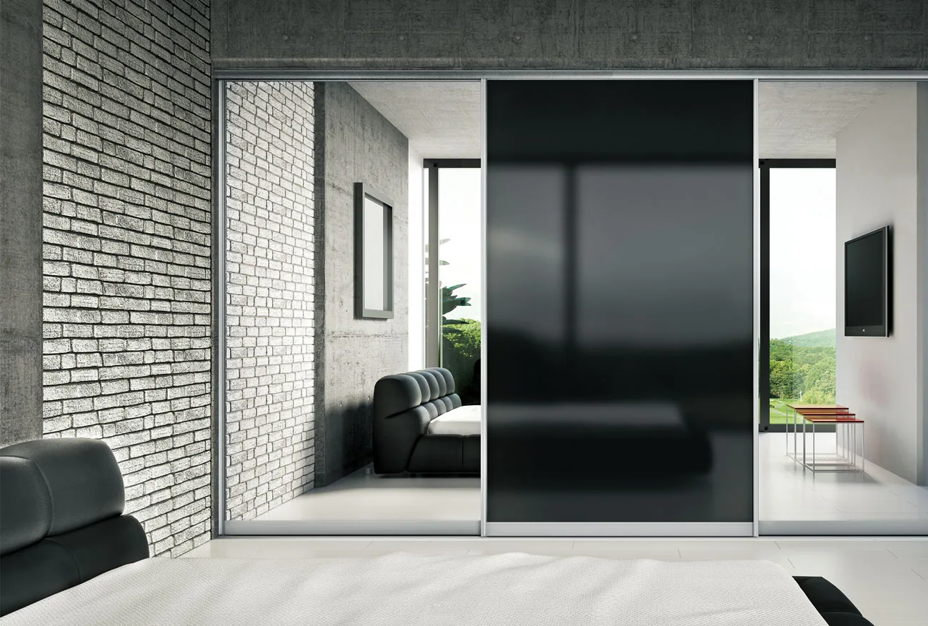 Placard mural avec des portes coulissantes à vantaux miroirs et laqués noir réalisé par Côté Rangement