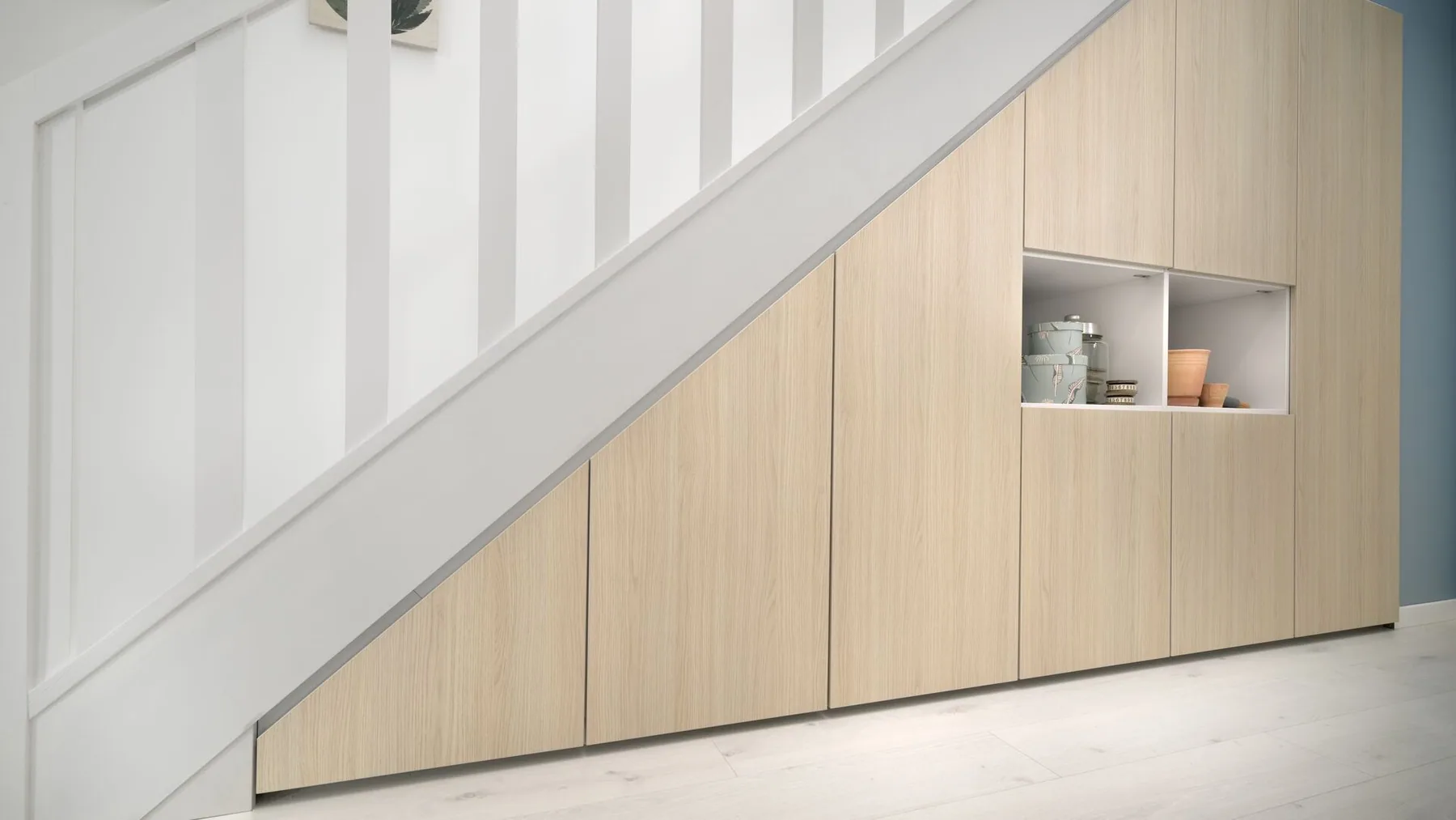 Placard sous-escalier en chêne avec niches intégrées réalisé par Côté Rangement